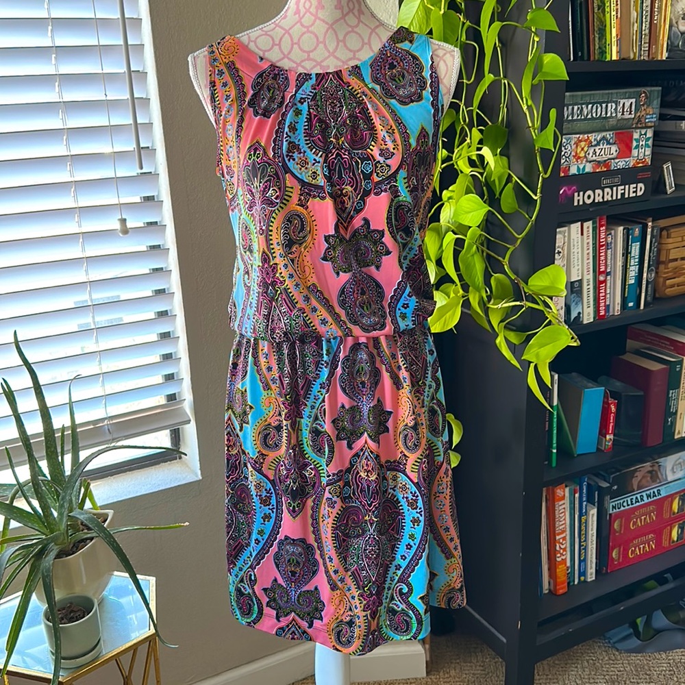 Knee-length sleeveless poly/spandex minidress